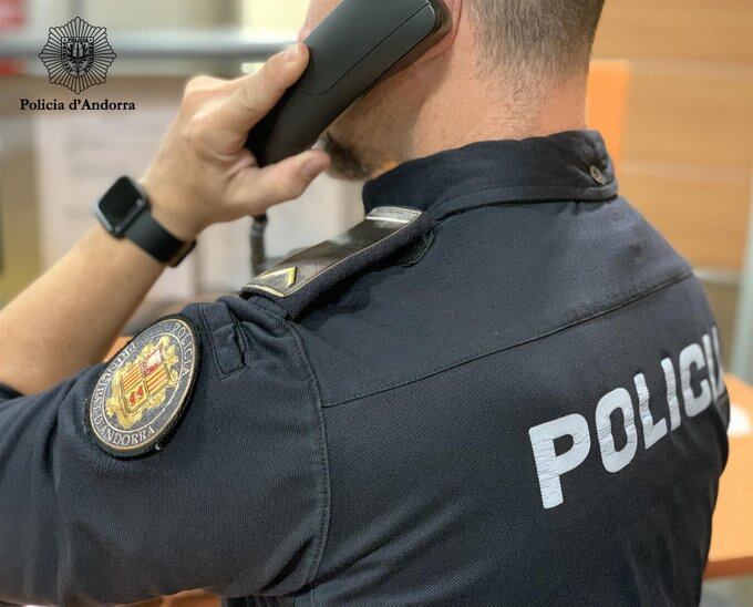 Un agent de policia atenent una trucada.