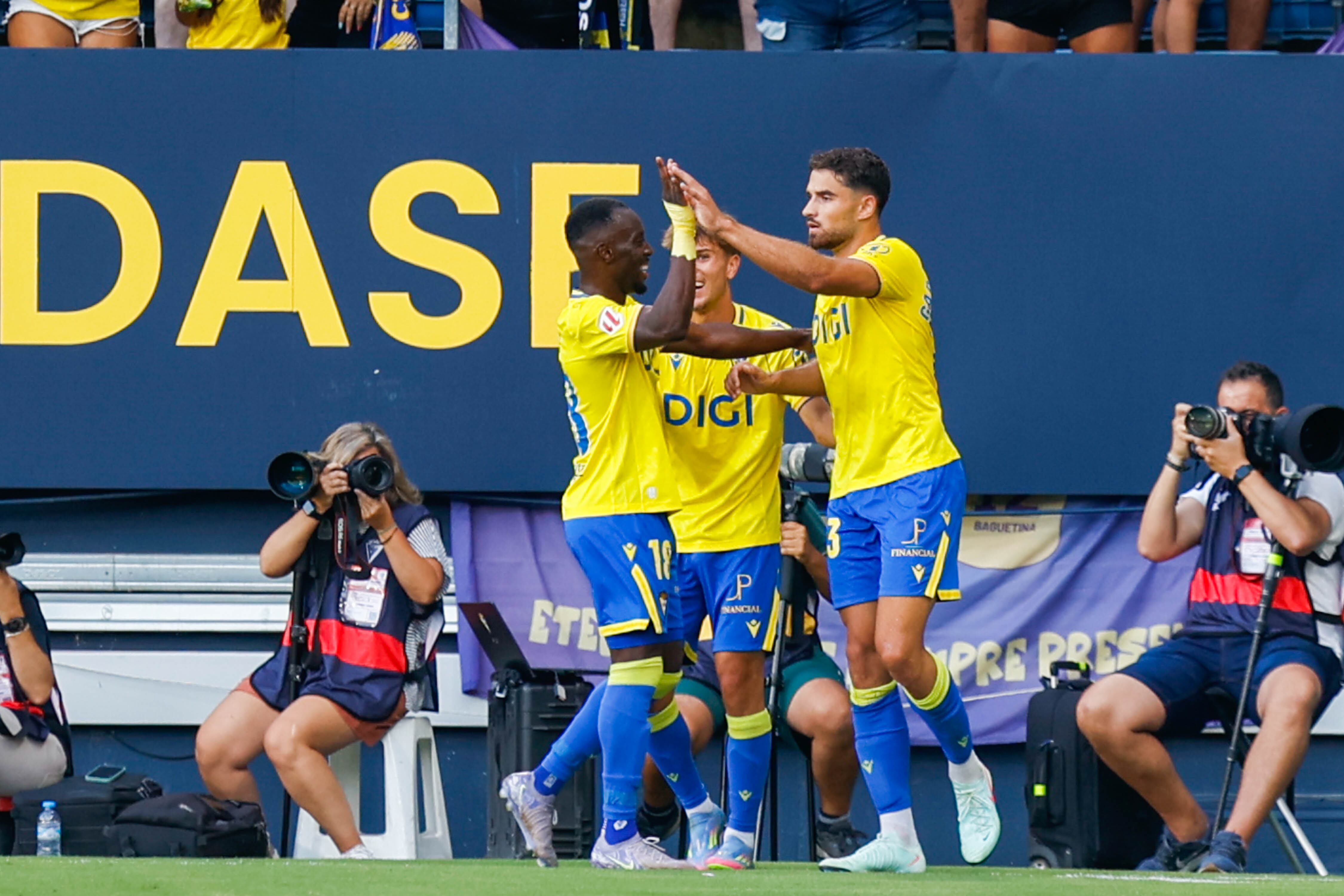 Álvaro García Pascual celebra con De la Rosa y Yussi Diarra su primer gol oficial con la camiseta del Cádiz CF.