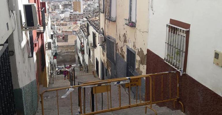 Calle Alegría cortada debido al peligro de derrumbe de una casa.