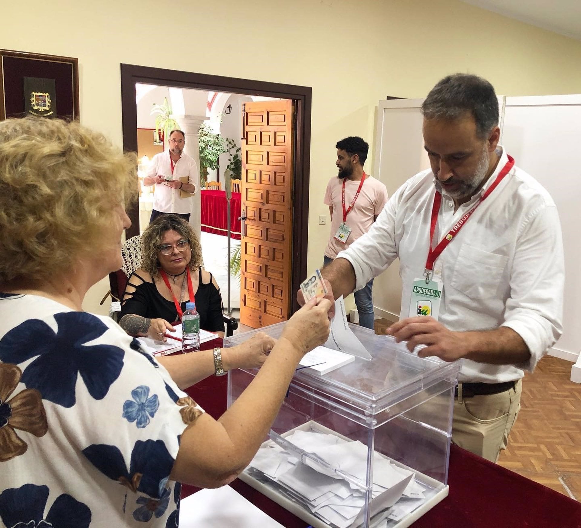 Ramón Galán, alcalde de Trebujena y candidato por IU en este municipio, ejerciendo su derecho al voto el 28Mf