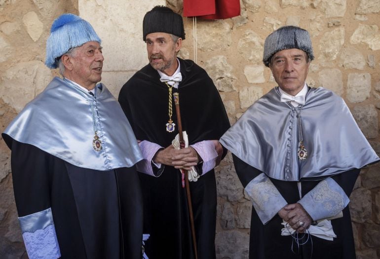 El rector de la UBU, Manuel Pérez Mateos, tras el acto de investidura de los Doctores Honoris Causa en Comunicación al periodista Iñaki Gabilondo y al escritor Mario Vargas Llosa.