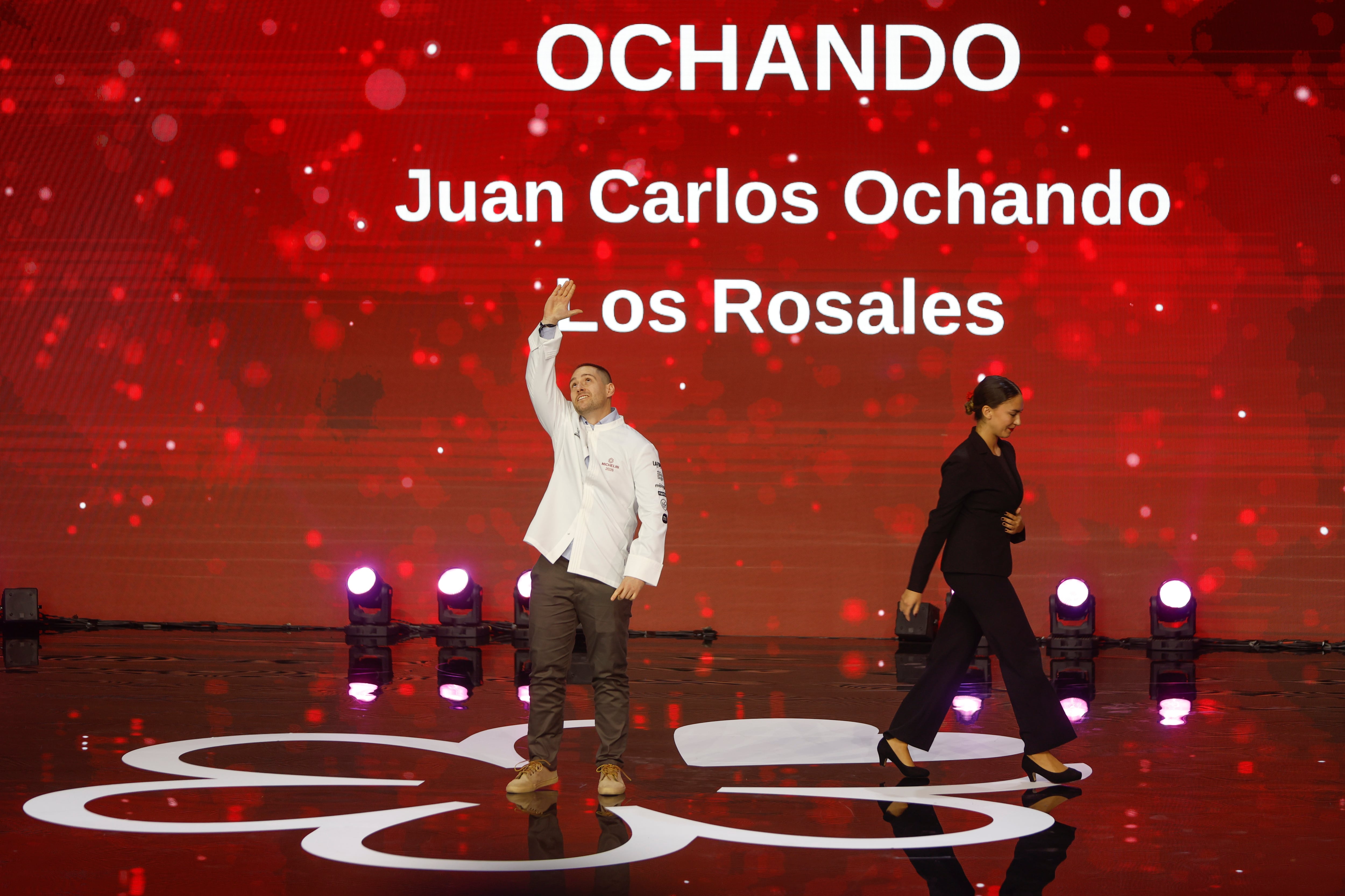 MÁLAGA, 25/11/2025.- El restaurante Ochando, de Juan Carlos Ochando, en Los Rosales, recibe su estrella Michelín durante la gala de entrega de las Estrellas Michelín 2026, este martes en Málaga. EFE/Jorge Zapata
