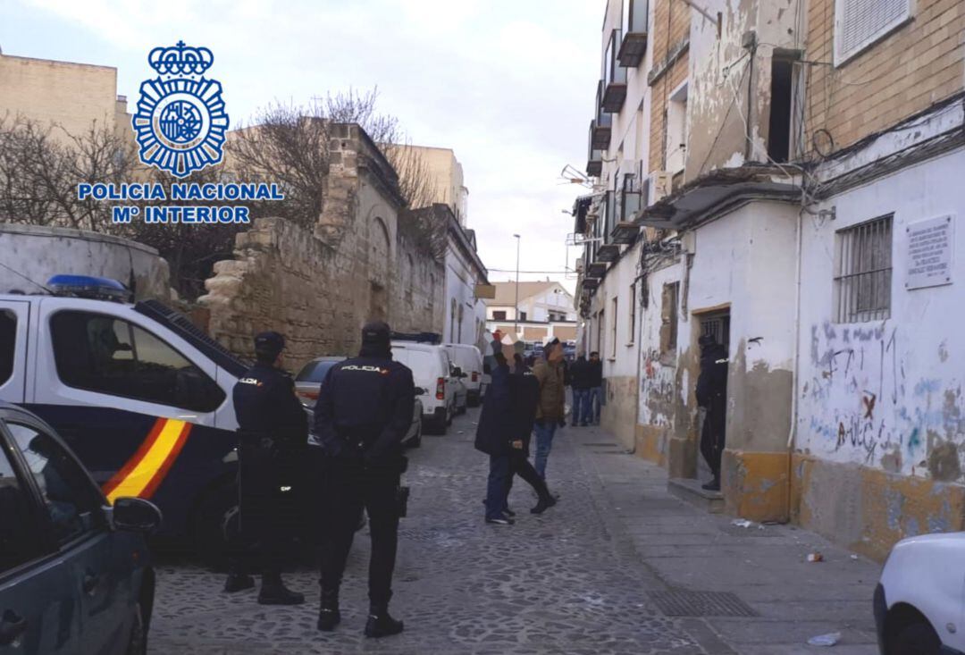 La Policía Nacional custodia a técnicos de Aquajerez
