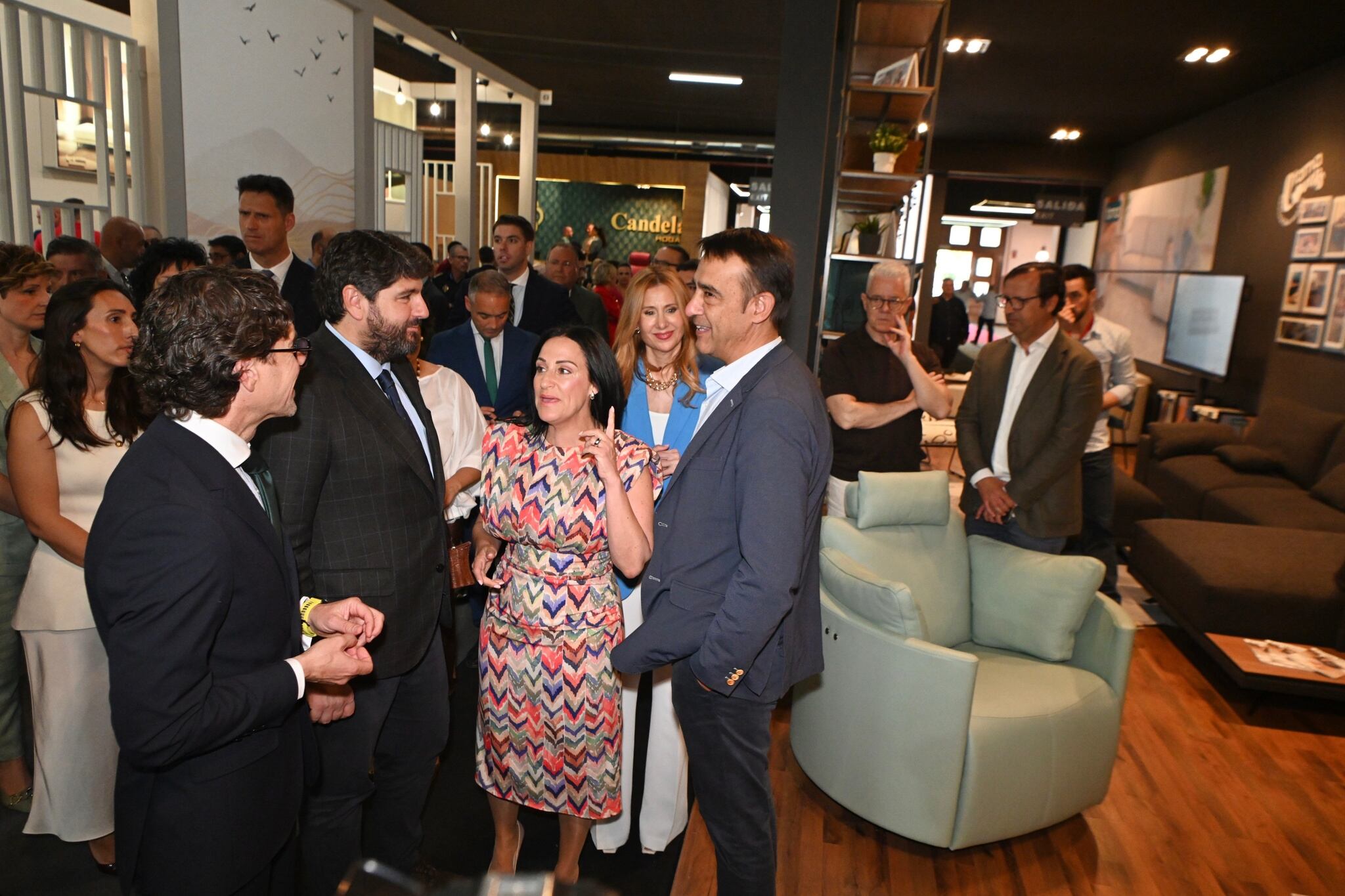 El presidente autonómico junto a la alcaldesa y presidenta del Comité Ejecutivo y el director de la Feria del Mueble de Yecla en la inauguración de la 63 edición