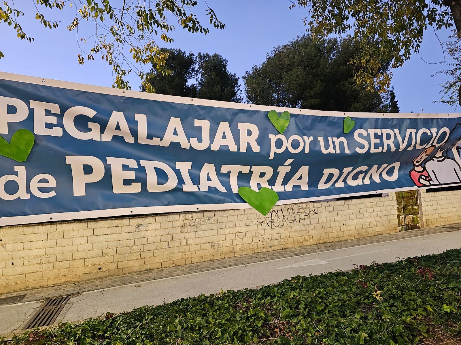 Pancarta colocada en Pegalajar frente al centro de salud.