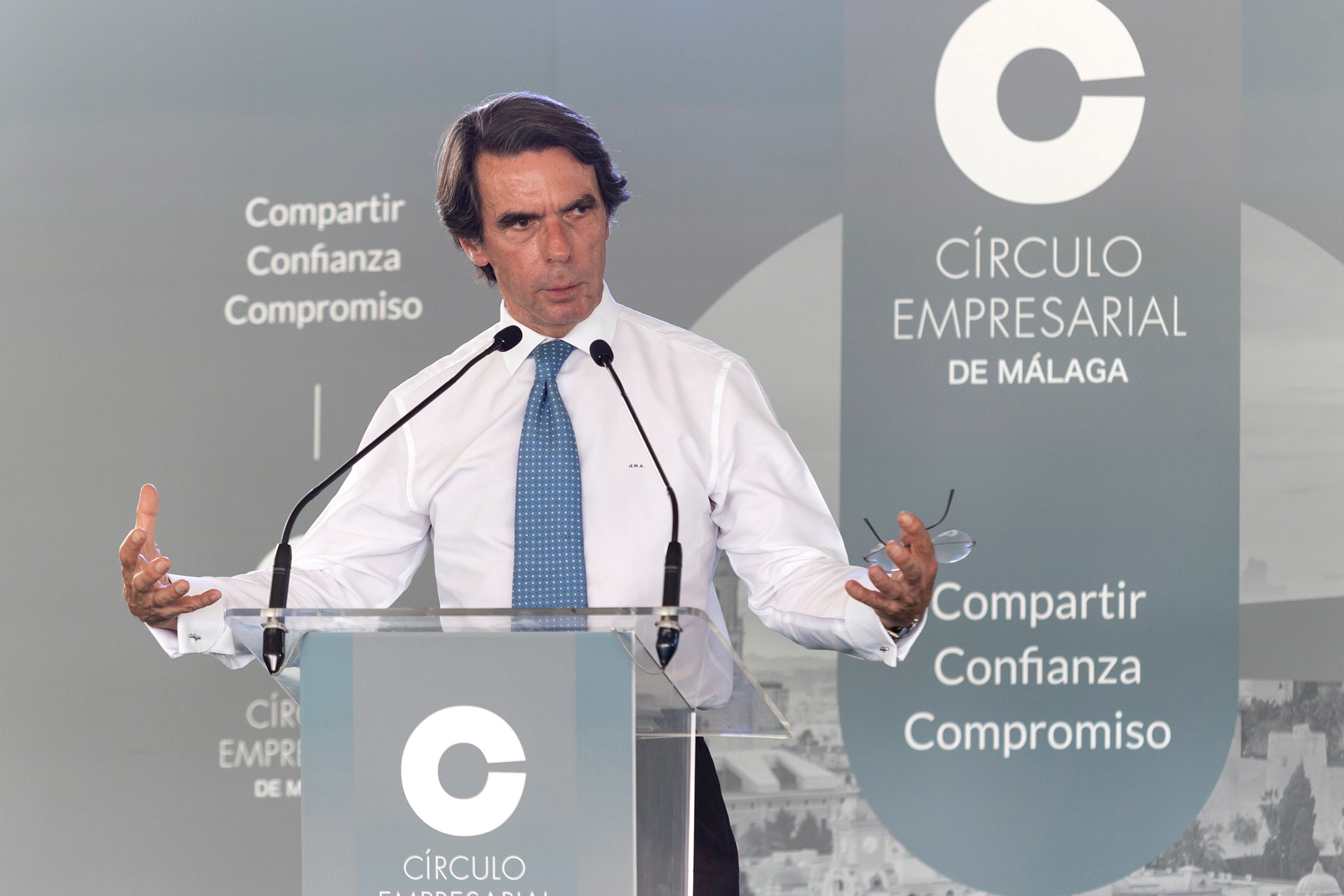 PIZARRA (MÁLAGA), 25/05/2023.- El expresidente del Gobierno José María Aznar participa en un encuentro organizado por el Círculo Empresarial de Málaga este jueves, en Pizarra (Málaga). Aznar ha asegurado que España es &quot;prácticamente el único país del mundo&quot; donde hay un Gobierno apoyado &quot;por personas que quieren destruirlo&quot; y liderado por políticos que son &quot;el ejercicio del antiliderazgo&quot;. EFE/Daniel Pérez
