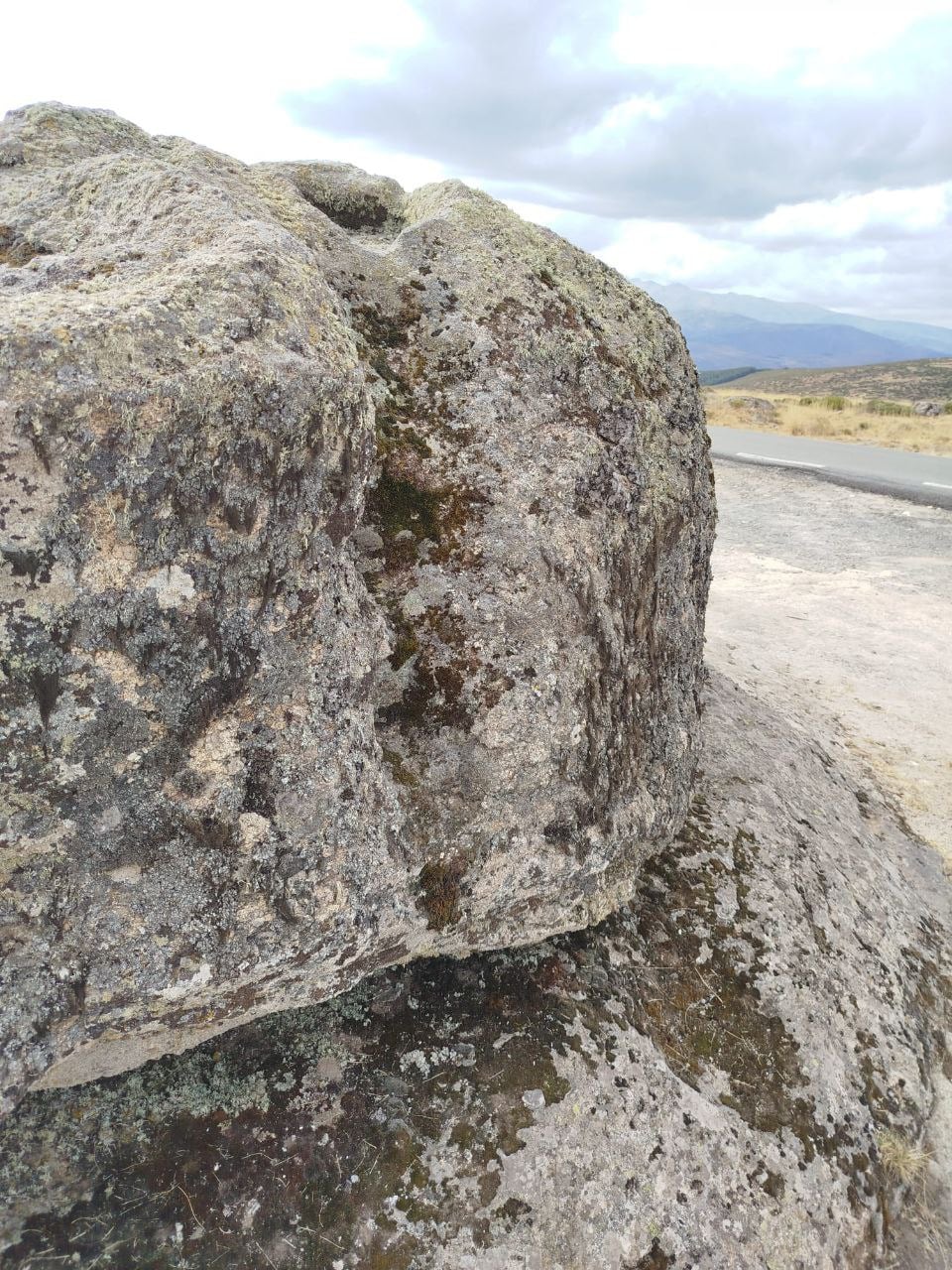 Surco realizado en la peña para la caída de líquido