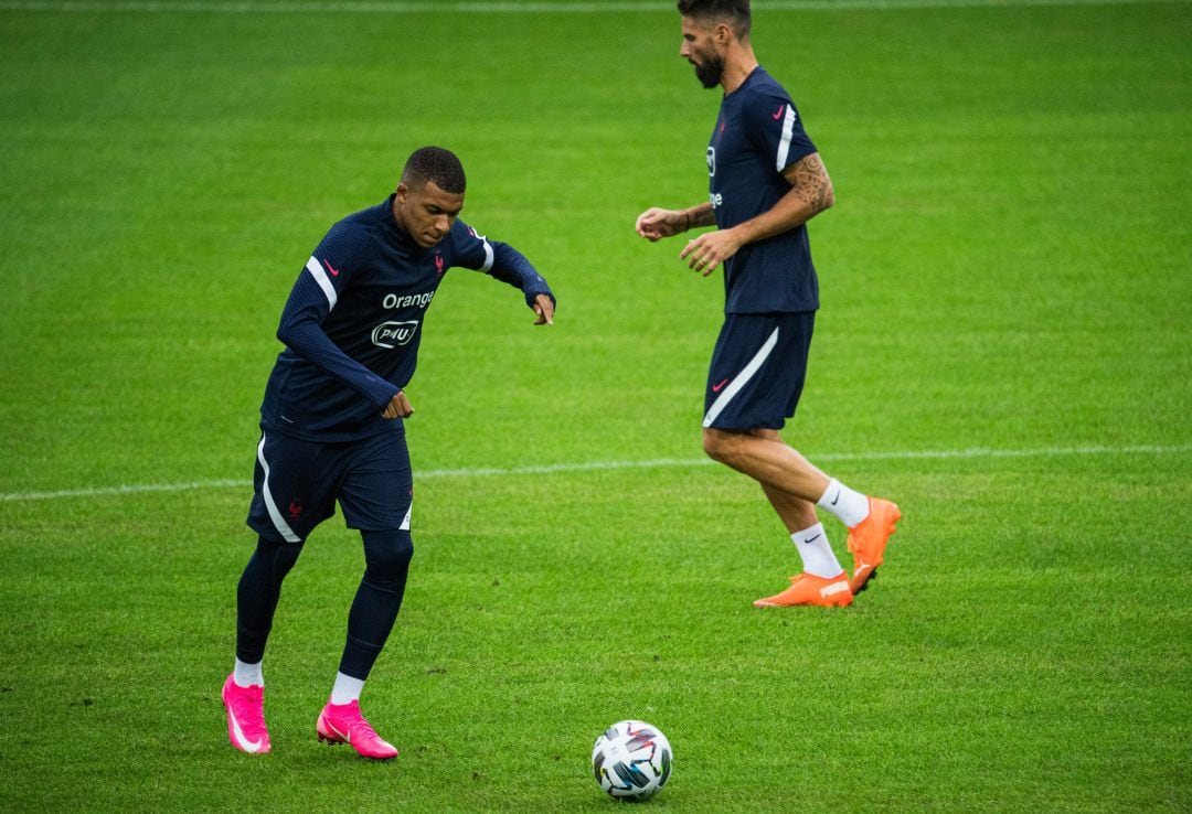 Mbappé y Giroud, durante un entrenamiento de la selección francesa