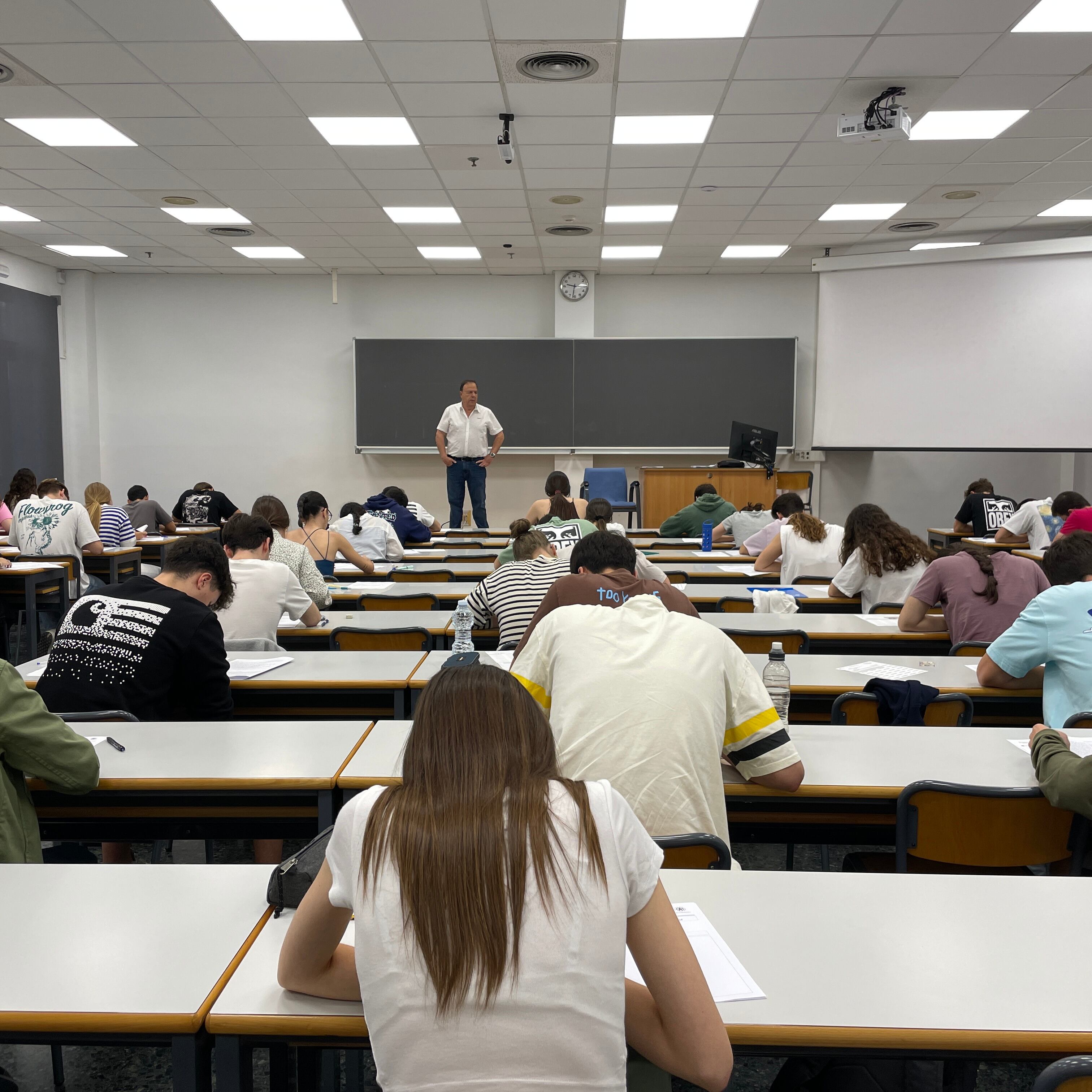 Alumnado en las Pruebas de Acceso a la Universidad que ha comenzado esta mañana en Gandia.