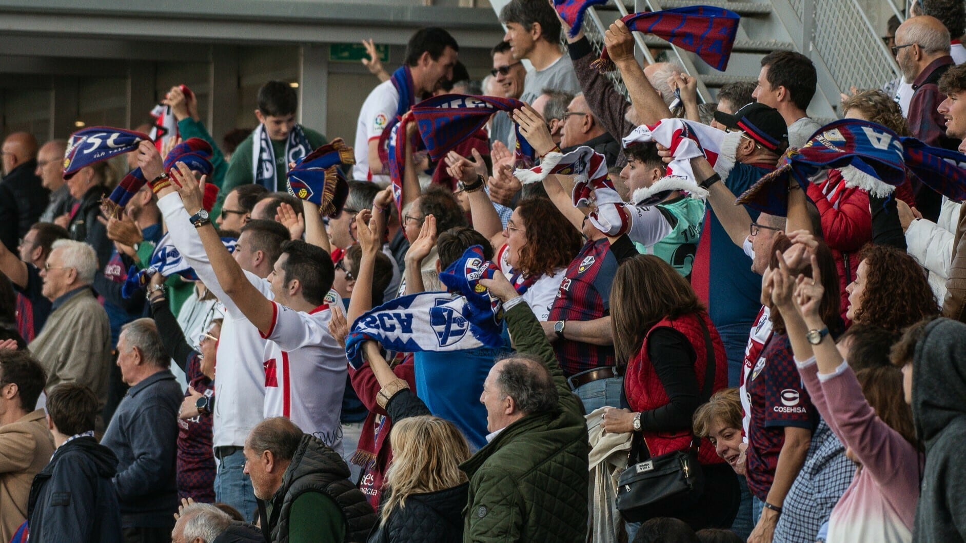 Aficionados de la SD Huesca en El Alcoraz