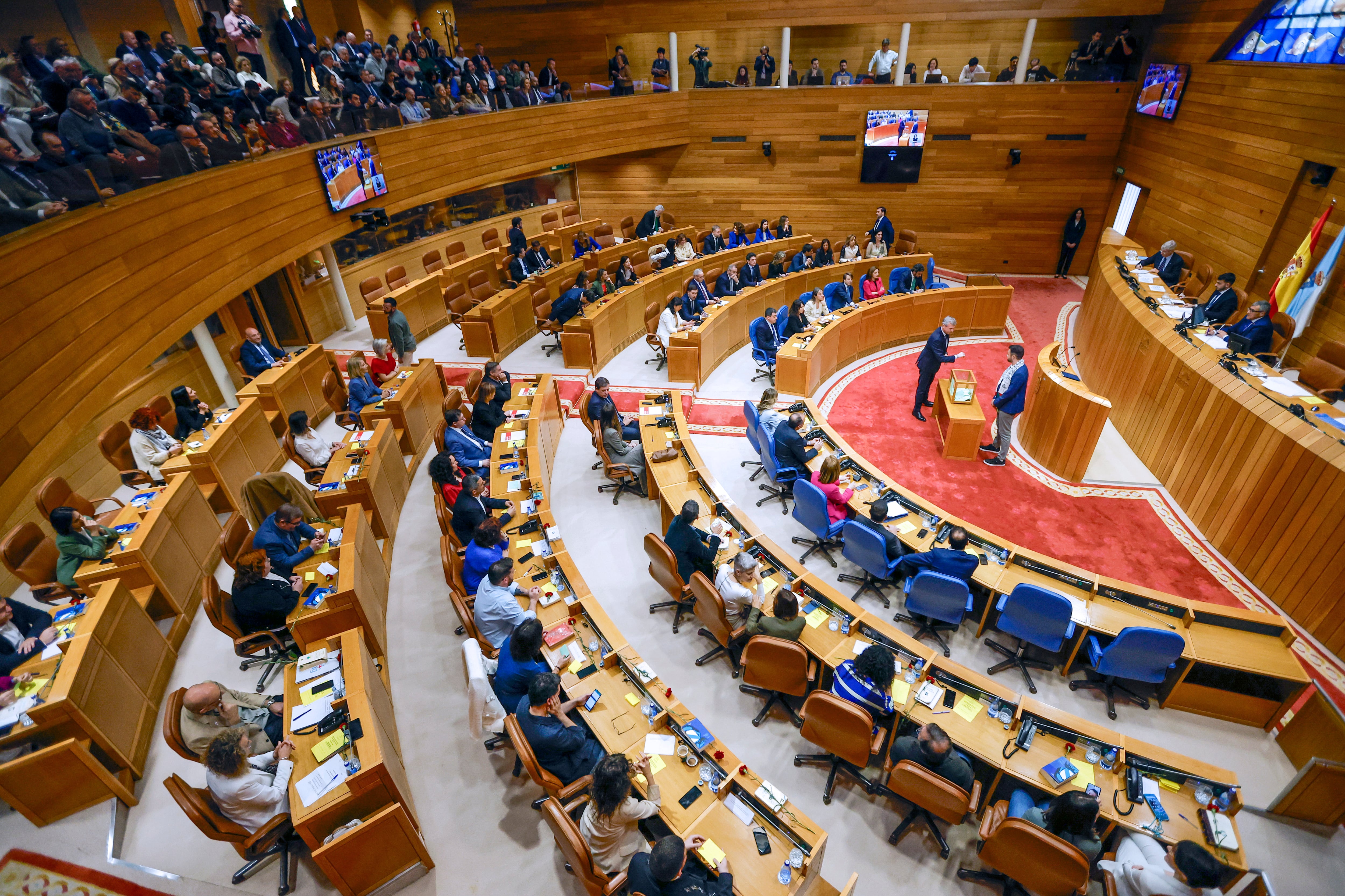 SANTIAGO DE COMPOSTELA, 18/03/2024.- El presidente electo de la Xuntal Anfonso Rueda, (d) vota para la constitucón de la Mesa, en la sesión constitutiva del Parlamento gallego que inicia la XII Legislatura tras las elecciones del pasado 18 de febrero, este lunes en Santiago de Compostela. EFE/Lavandeira jr
