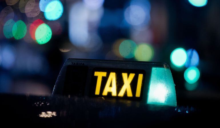 Un taxi en una carrera nocturna