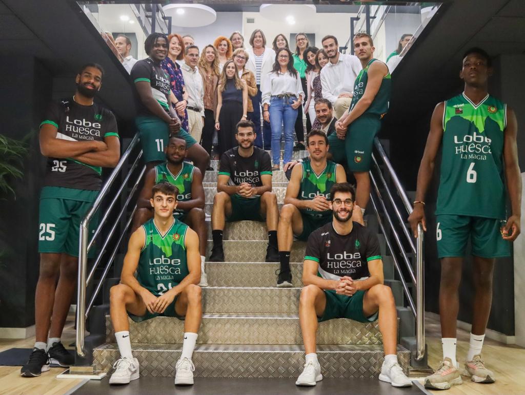 La plantilla del CB Peñas ha visitado la sede del patrocinador Lobe