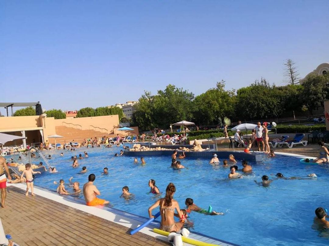 Imagen de archivo de la piscina del Centre Cívic Roís de Corella en verano. 