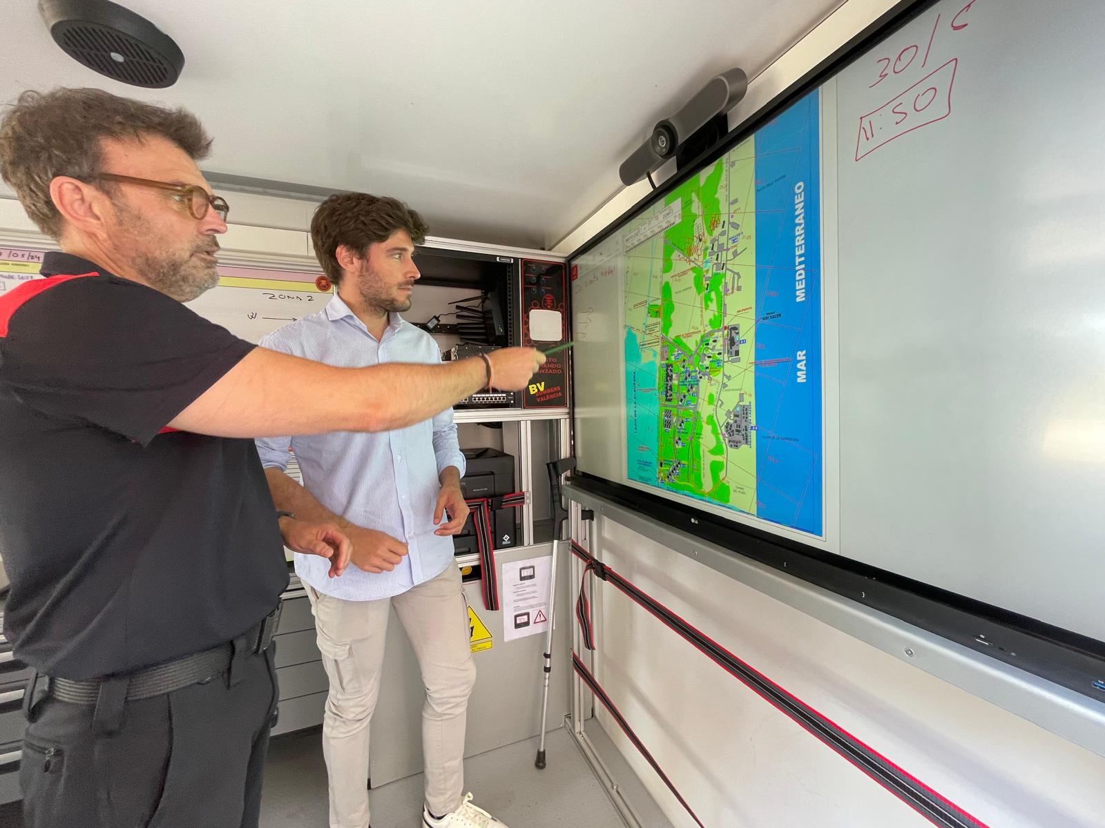 El concejal Juan Carlos Caballero visita a los bomberos de València que se preparan para la campaña estival de prevención de incendios de El Saler