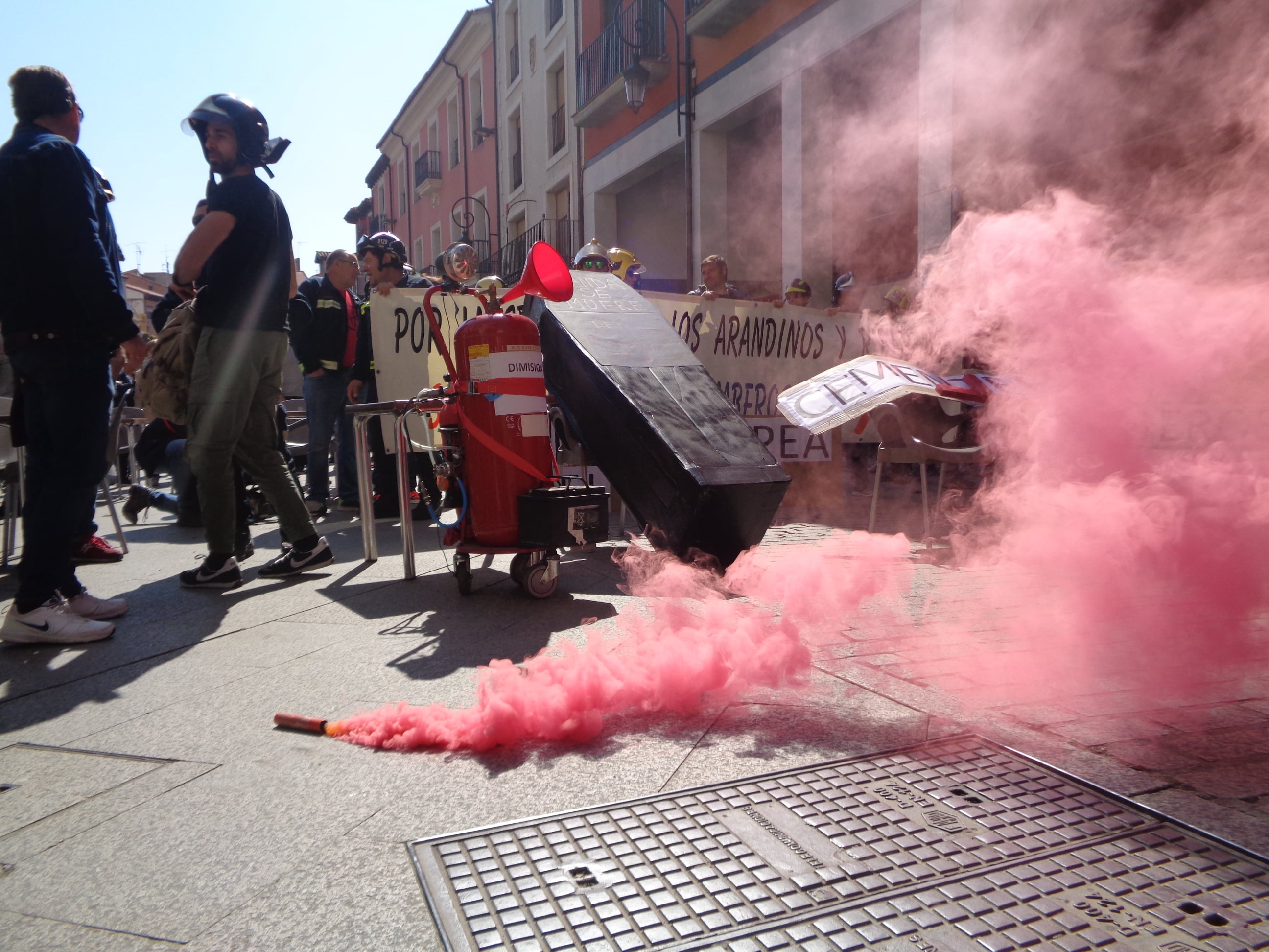 Bocinas, humo y otros elementos no faltaron en esta concentración