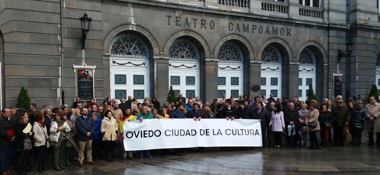 Concentración ciudadana frente al Teatro Campoamor en defensa de la cultura en Oviedo y contra los recortes municipales en los Premios Líricos y de los Premios Princesa de Asturias.