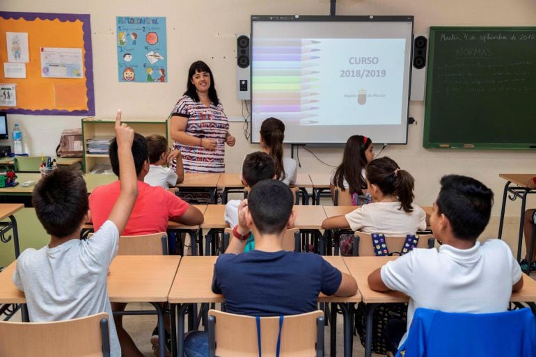 Alumnos de primaria en su primer día de clase en el colegio Begastri de Cehegín, (Murcia)