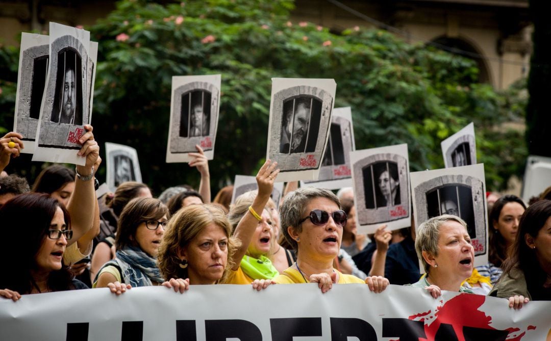 Protesta en Barcelona con carteles de los acusados 