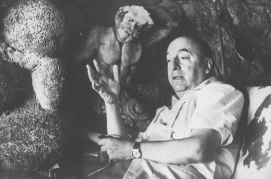 El poeta chileno Pablo Neruda en su casa de Isla Negra. EFE/Archivo