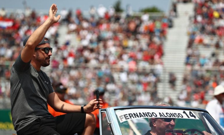 Fernando Alonso muestra su buena sintonía con el público canadiense antes de disputar el Gran Premio