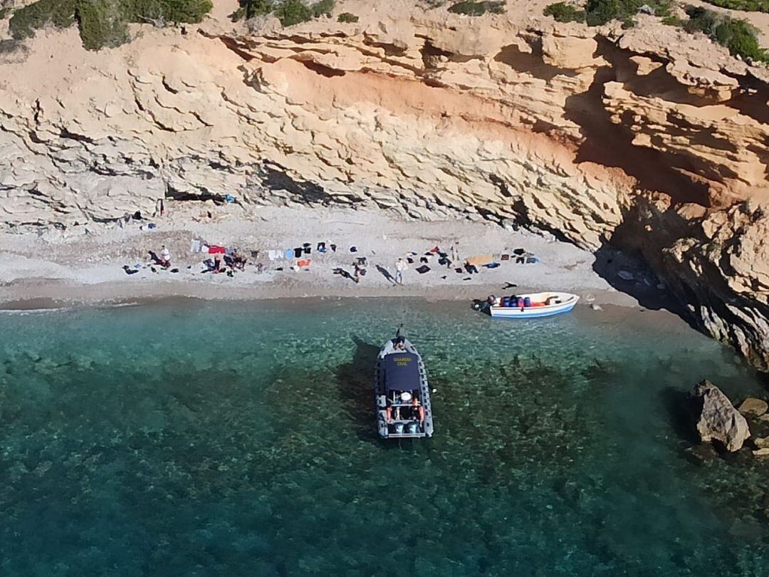 Imagen de una patera localizada en aguas de Cabrera. 