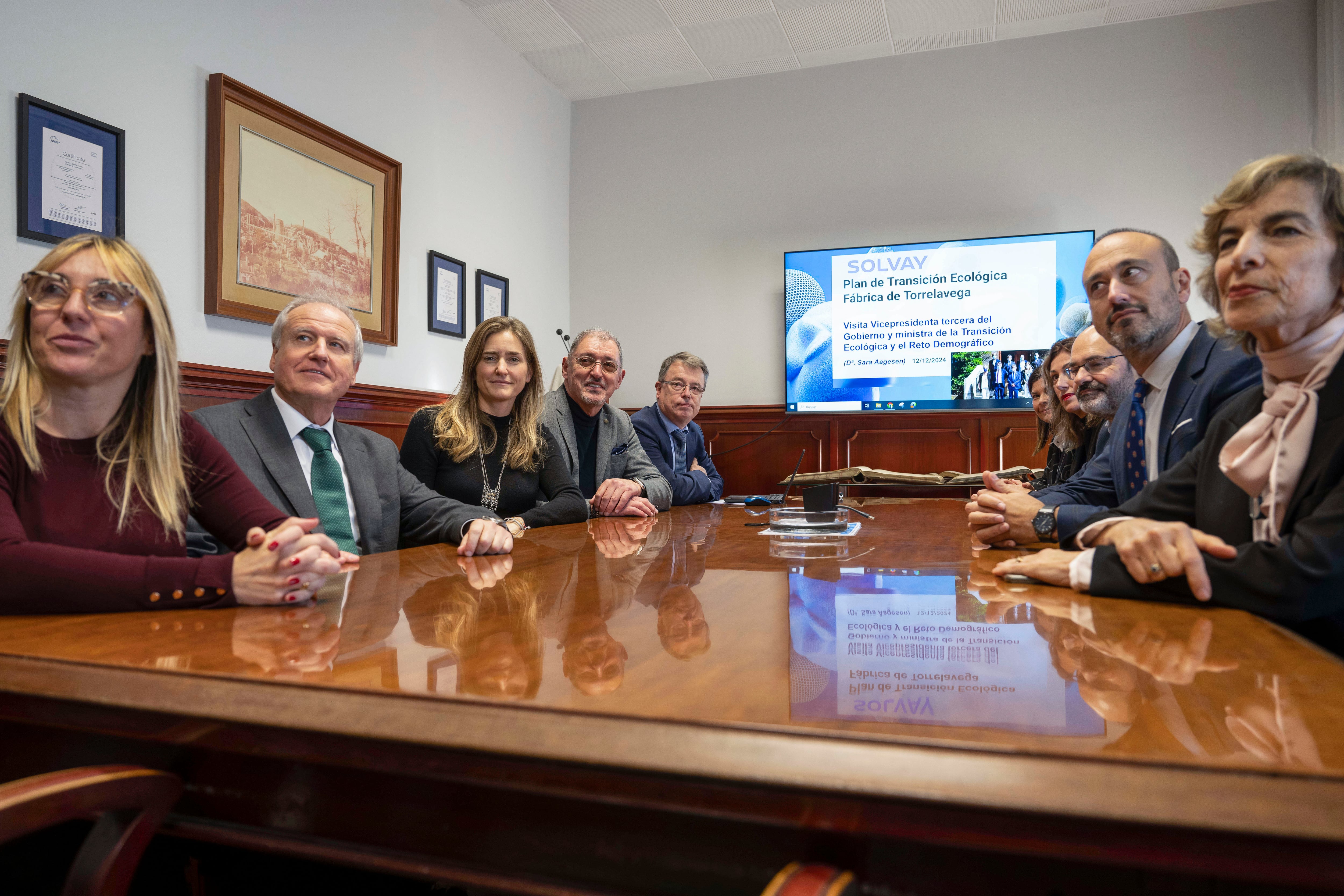 Reunión celebrada durante la visita de Sara Aagesen a las instalaciones de Solvay