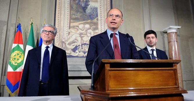 Enrico Letta, del partido italiano de centro-izquierda Partido Demócrata, junto a Zanda y Roberto Speranza al final de la reunión con el presidente italiano, Giorgio Napolitano.