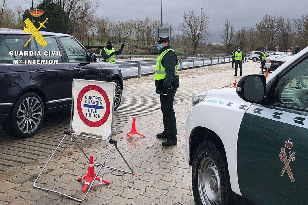 La Guardia Civil sorprende a 14 personas reunidas saltándose el toque de queda en Merindades