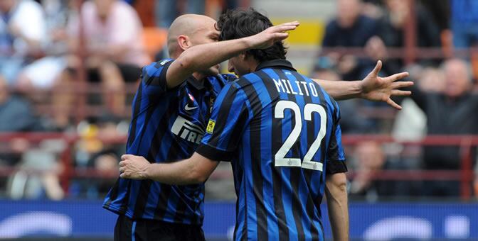 Cambiasso y Milito celebran uno de los tres goles del argentino ante el Génova