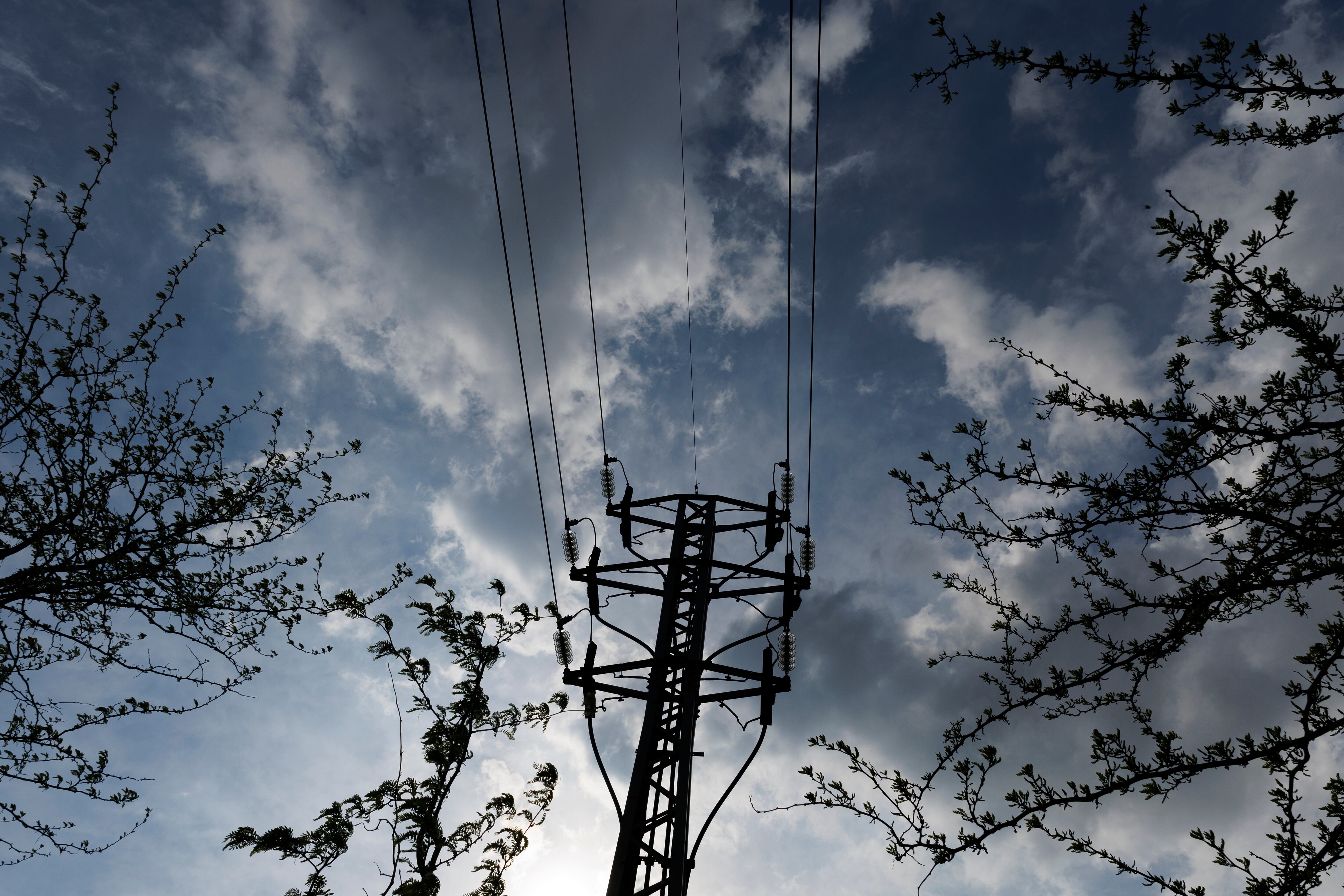 Una torre eléctrica de alta tensión en Madrid, este martes.