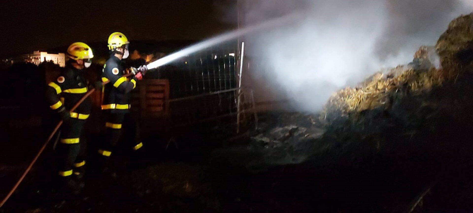 Efectivos de bomberos actuando en el pajar de Bornos