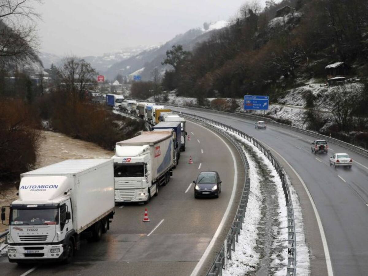 La nieve complica la circulación en las carreteras y suspende de manera intermitente el tráfico ferroviario