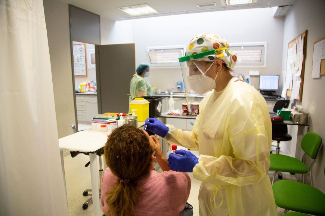 Prueba de coronavirus en un centro de salud de Extremadura.  