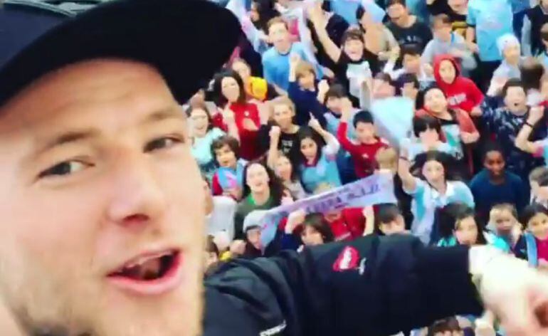 Guidetti disfrutando como un niño en un colegio de Vigo