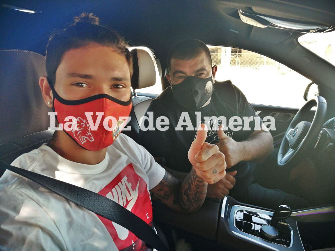 Darwin Núñez con su representante rumbo a Lisboa.