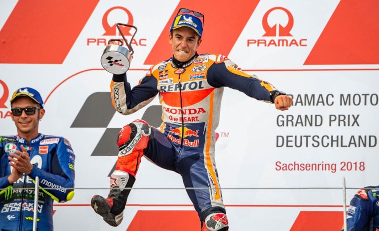 Márquez celebra una victoria con Rossi de fondo