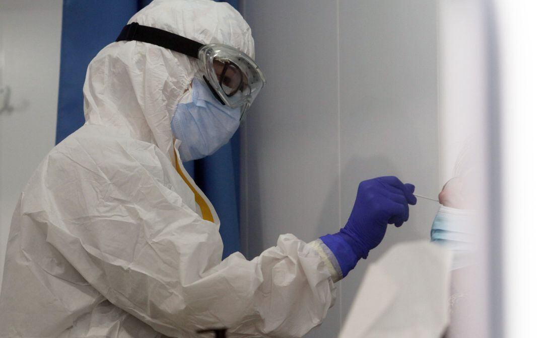 Sanitarios de la Junta de Andalucía haciendo los test rápidos de antígenos PCR en una imagen de archivo