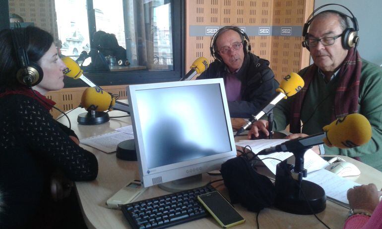 Fernando de las Heras (centro) anunciando en la tertulia de Hoy por Hoy Badajoz el inicio de las reuniones con el resto de partidos