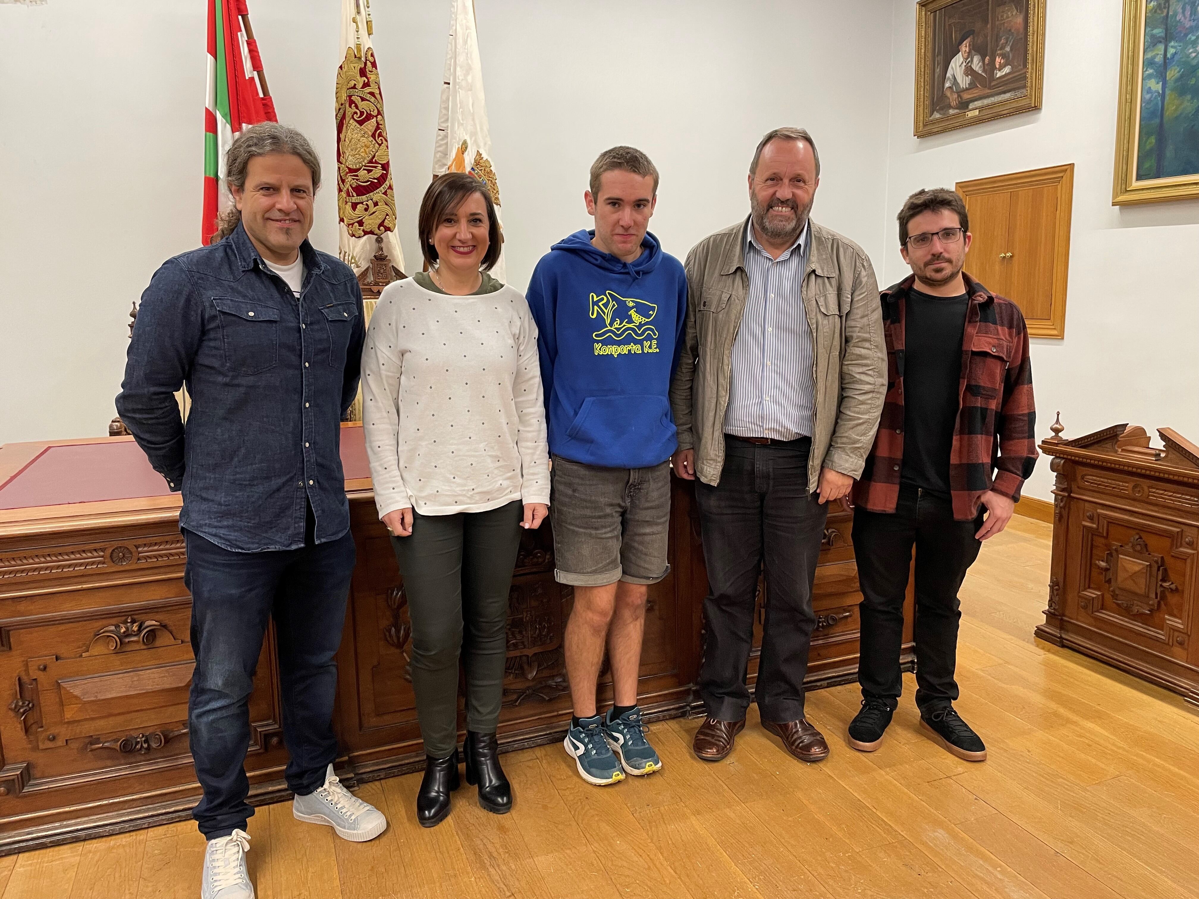 Peru Txintxurreta, en el centro de la imagen, trabaja en tareas en el Ayuntamiento de Hondarribia gracias al programa &quot;Pauso Berriak&quot;