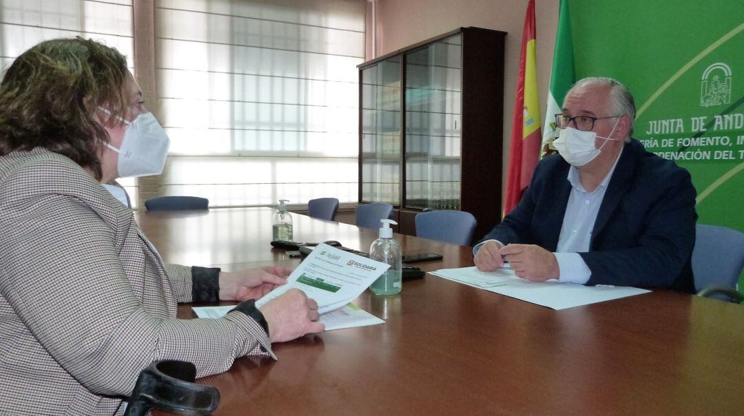 La presidenta de Fejidif, Pilar Martínez, durante la reunión con el delegado de Fomento, Jesús Estrella.