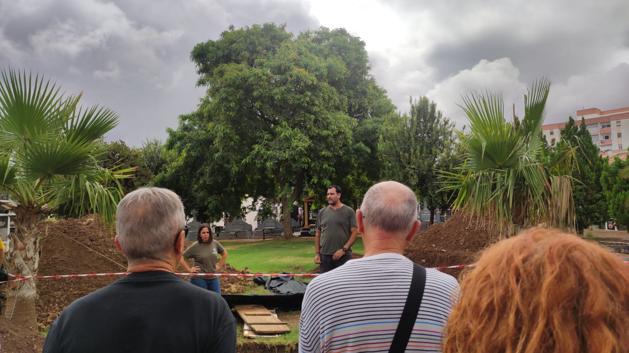 Los arqueólogos Carmen Jiménez y Luis Tovar explican a los familiares la intervención en el Cementerio de San Rafael