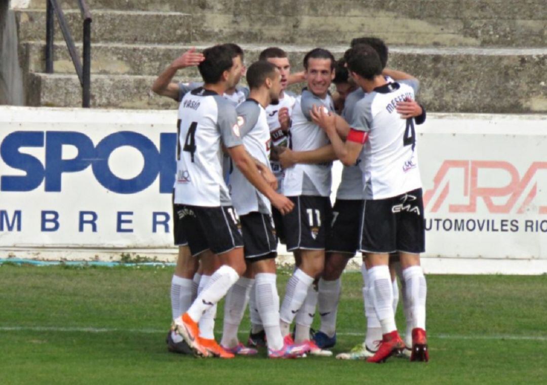 La plantilla del Tudelano celebrando un gol en una de las dos últimas victorias en Tudela