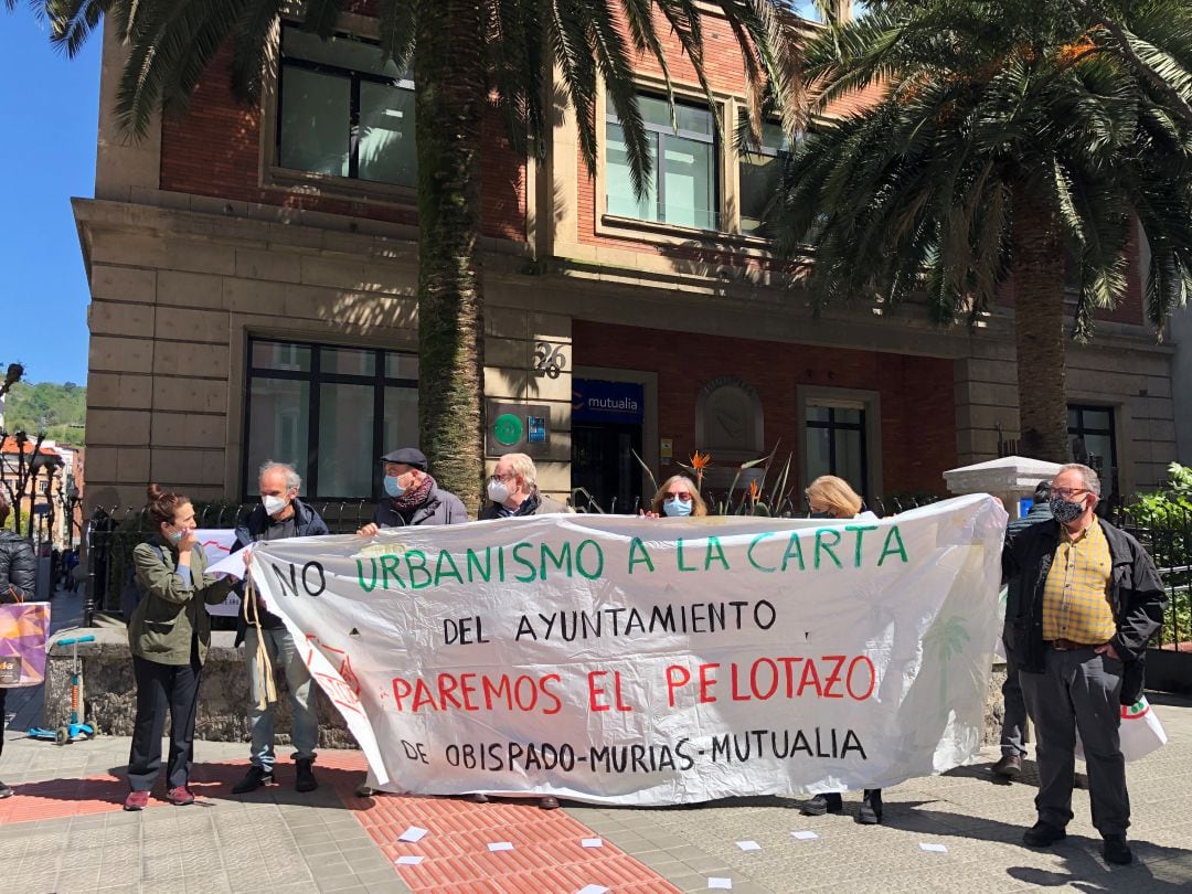 La plataforma Abando Habitable y el AMPA Cervantes se han concentrado este miércoles frente a Mutualia