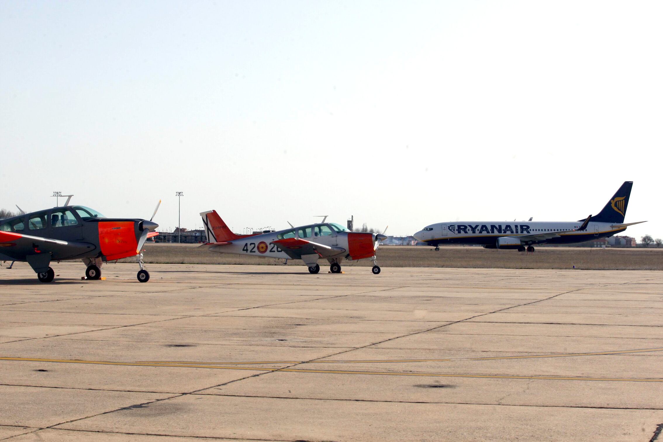 Imagen de archivo. Llegada de un vuelo de Ryanair al aeropuerto de Villanubla, Valladolid