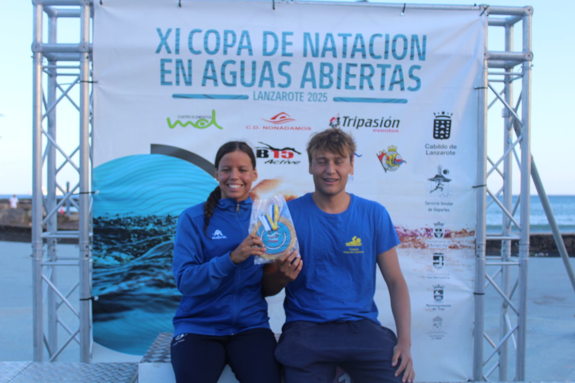 Herminio Fernández y Naira Jaén se adjudican la VII Travesía a Nado 'Alejandro Candela'.