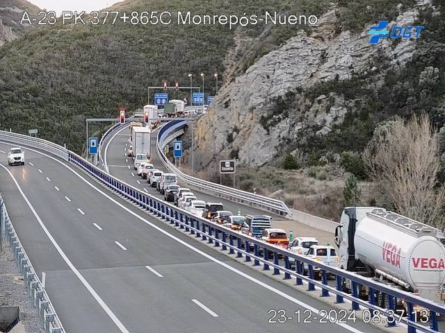 Imagen de las cámaras de la DGT, que muestran la caravana de vehículos con el Monrepós cortado