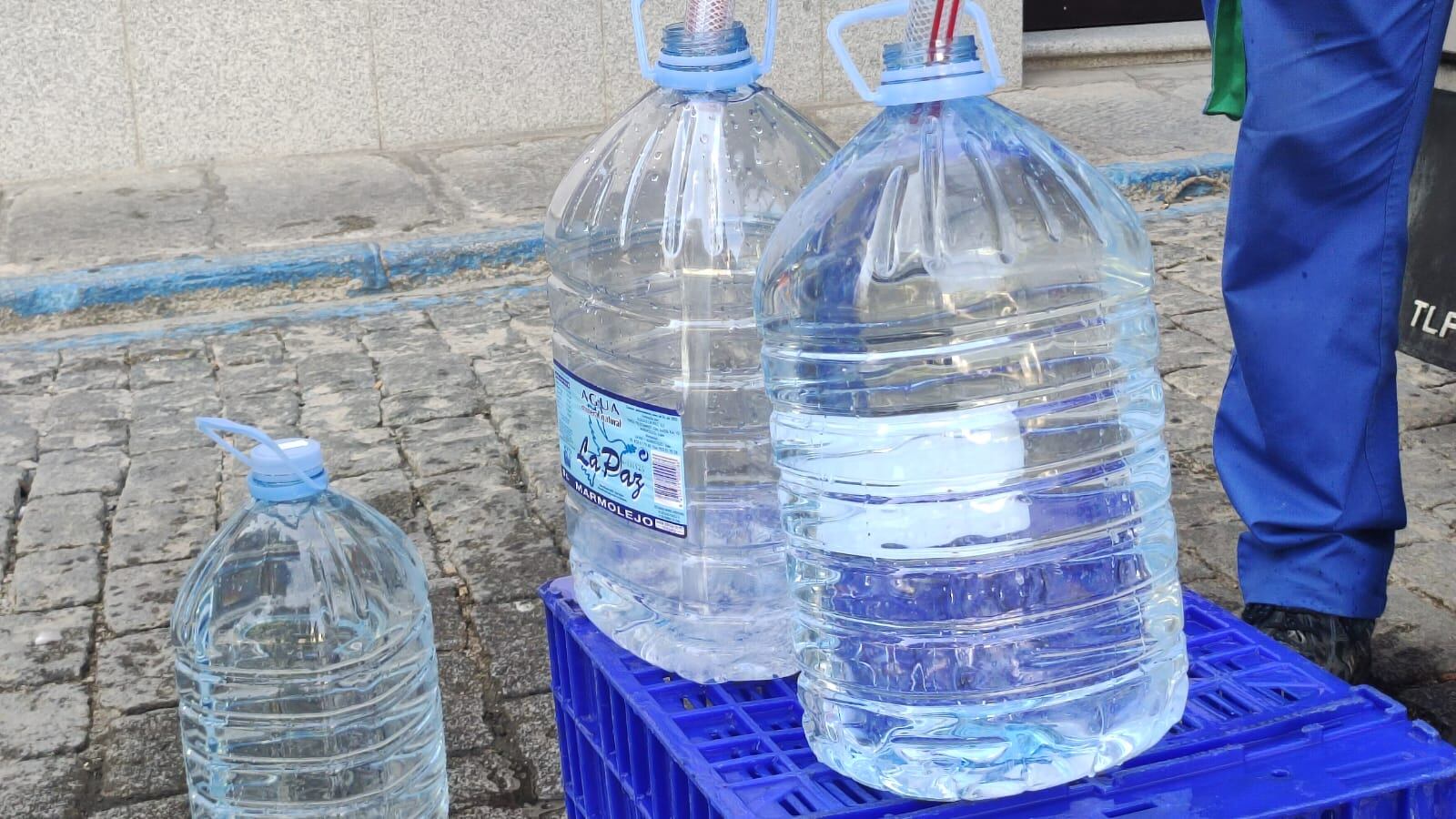 Los camiones cisterna abastecen a los vecinos de  Los Pedroches