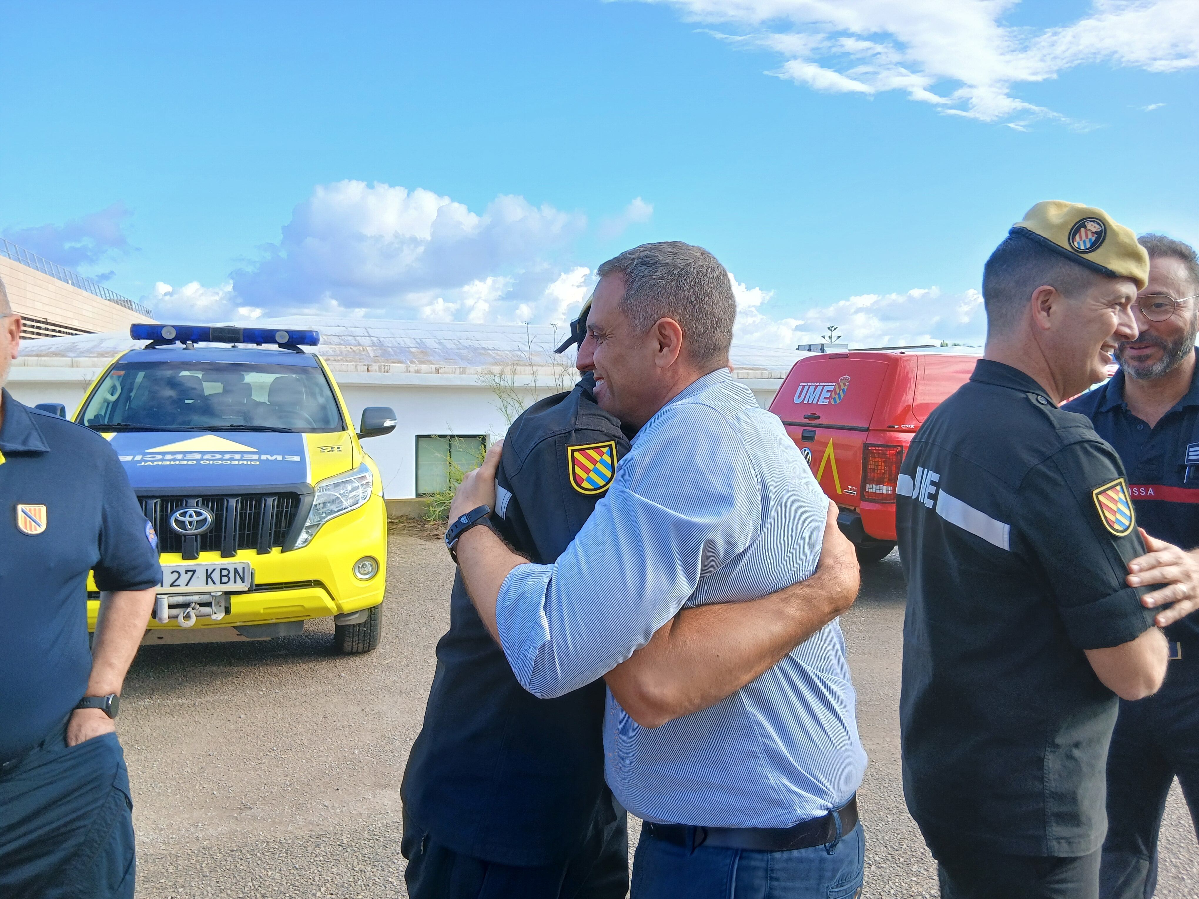 Gárriz abrazándose con efectivos de la UME esta mañana