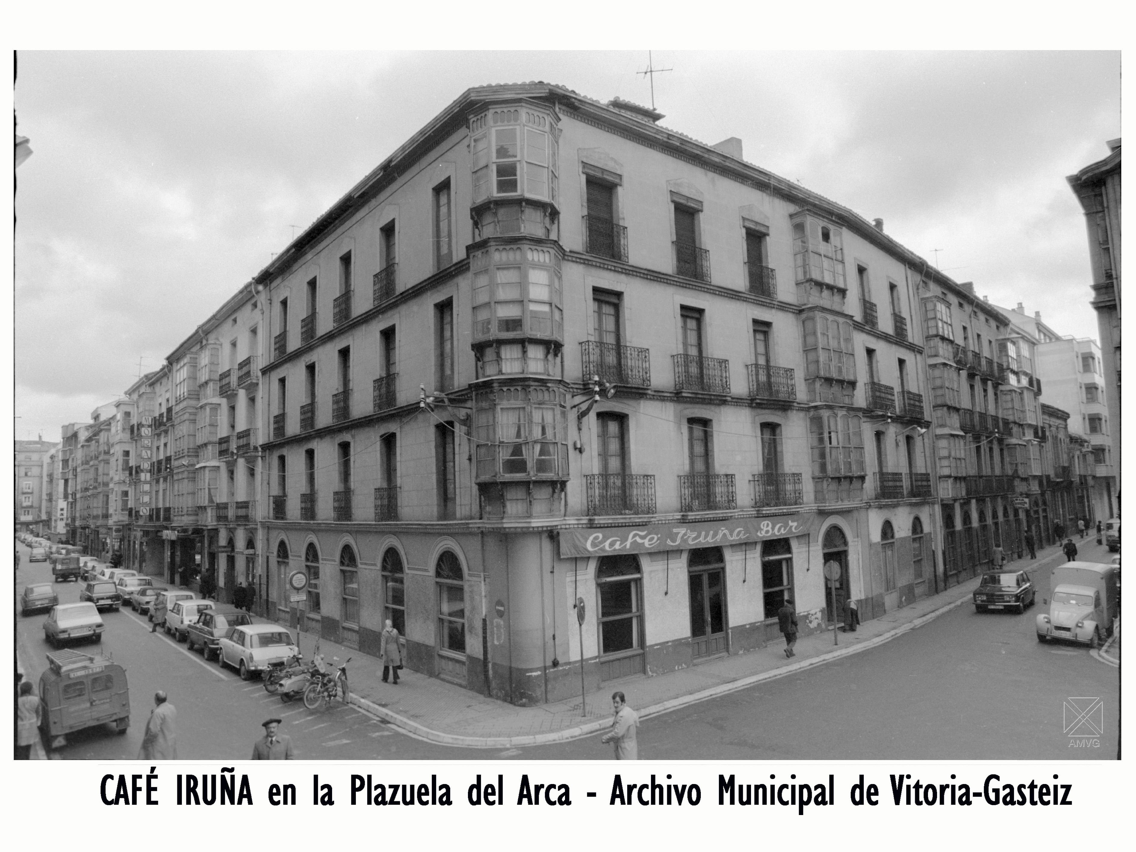 Café Iruña en la Plazuela del Arca / Archivo Municipal de Vitoria-Gasteiz